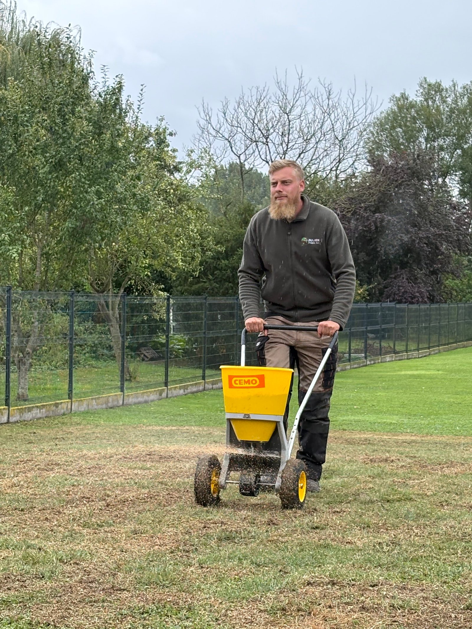 Épandage d'engrais pour un regarnissage - Julien Prépa-Sol